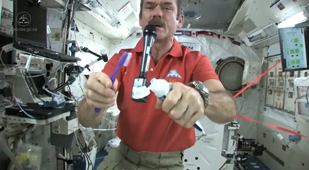 Как чистить зубы в космосе?