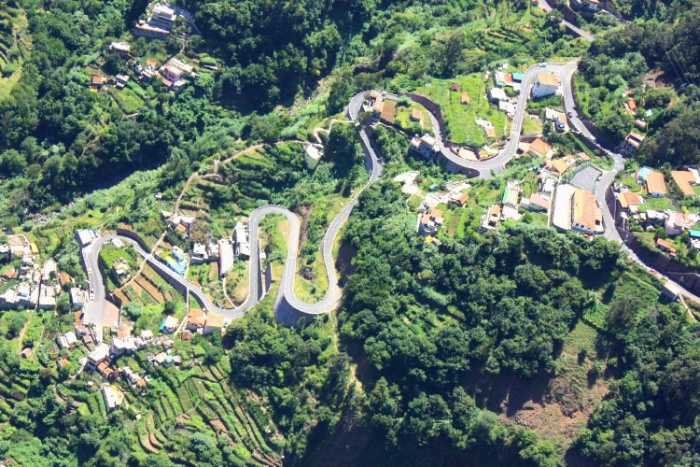 Мадейра. Вид с горы Эйра ду Серраду (Eira do Serrado) на деревеньку Куррал даш Фрейраш (Curral das Freiras)